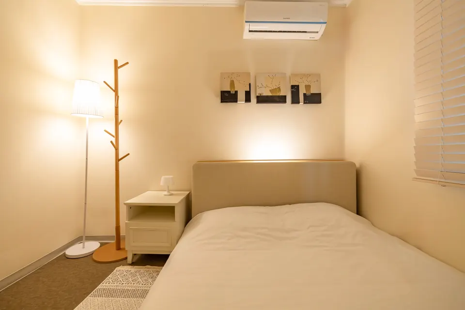 회색 침대와 창문이 있는 침실 2